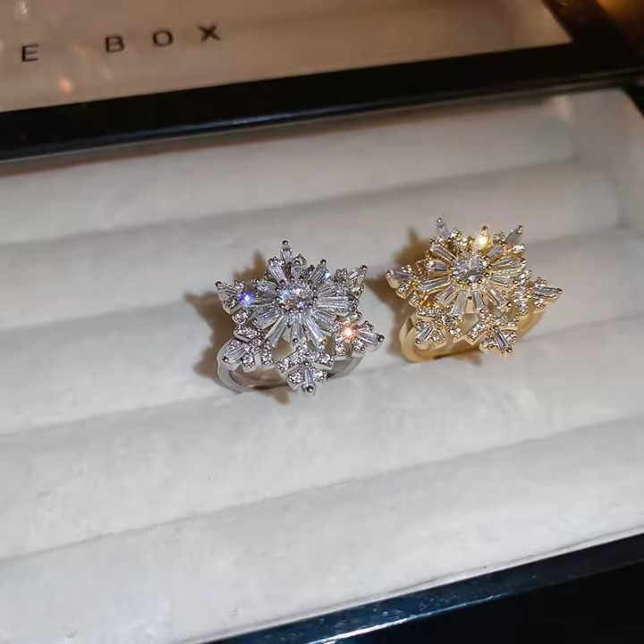 Sparkling Flower Rotating Ring – Adjustable Elegant Spinning Ring for Women & Girls, Fashion Jewelry
